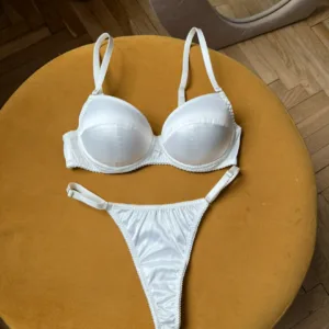 атласний комплект білизни